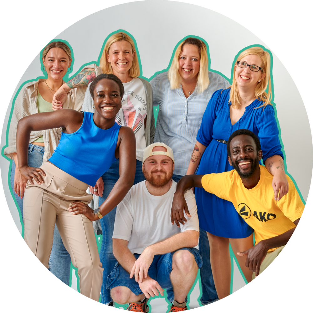 7 unterschiedliche Menschen lächeln in die Kamera 7 unterschiedliche Menschen lächeln in die Kamera